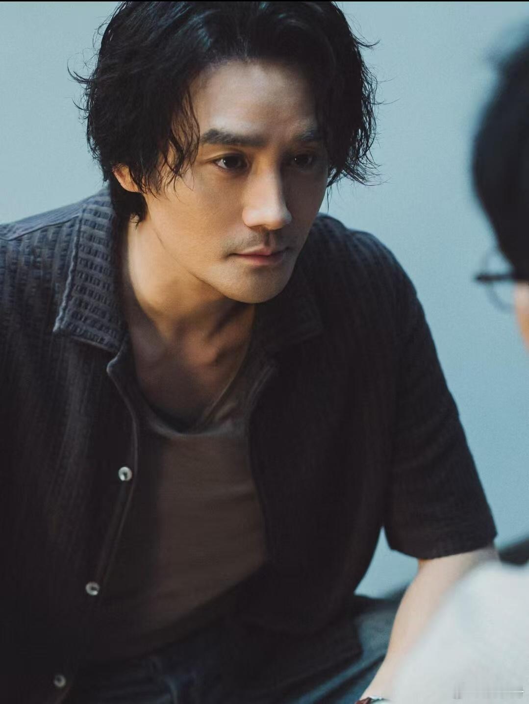 王凯拜佛vs王传君拜佛电视剧交锋 同一尊佛前，王凯跪出的是悲悯，王传君跪出的是杀