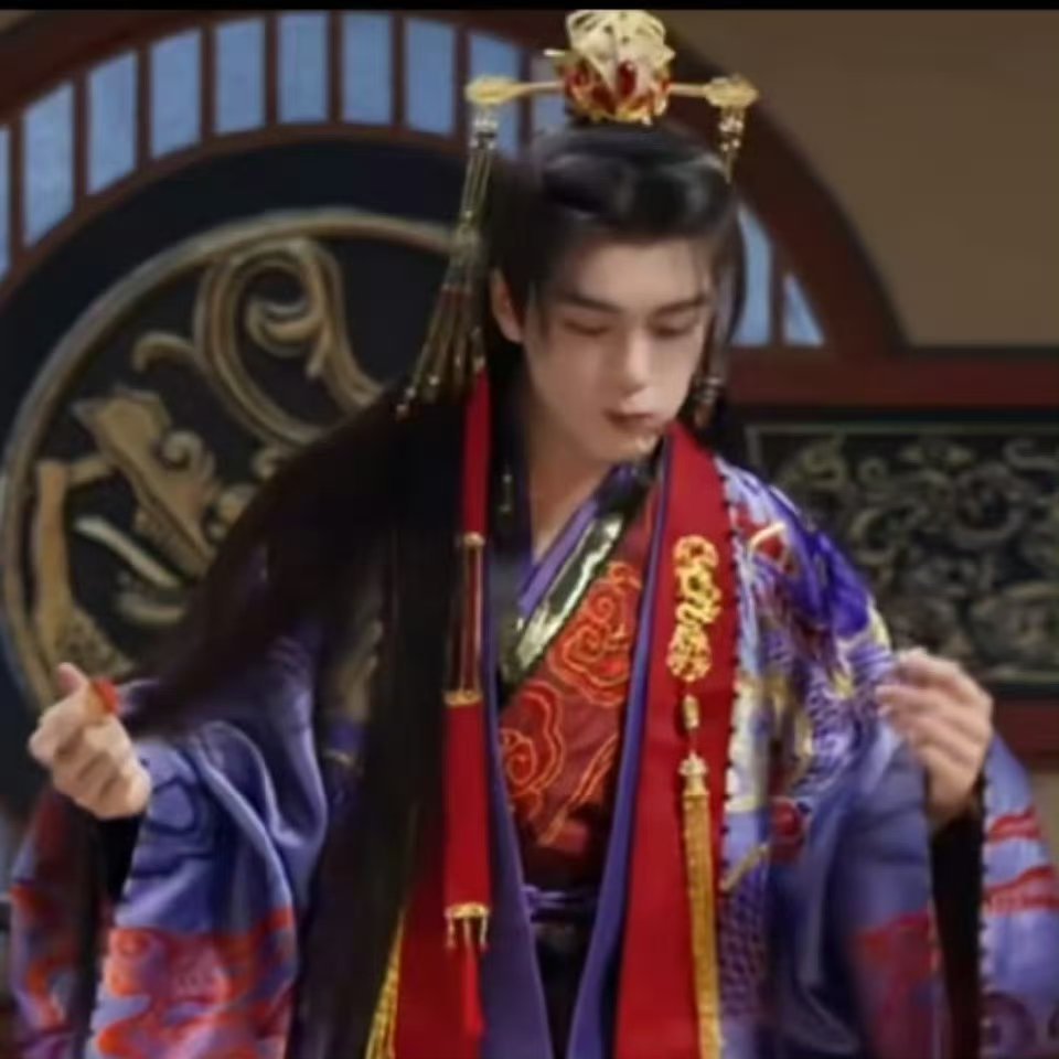 云秀行曾舜晞这件这么大红大紫饱和度超高的衣服都穿的这么漂亮这么萌的齐峥拿什么输[