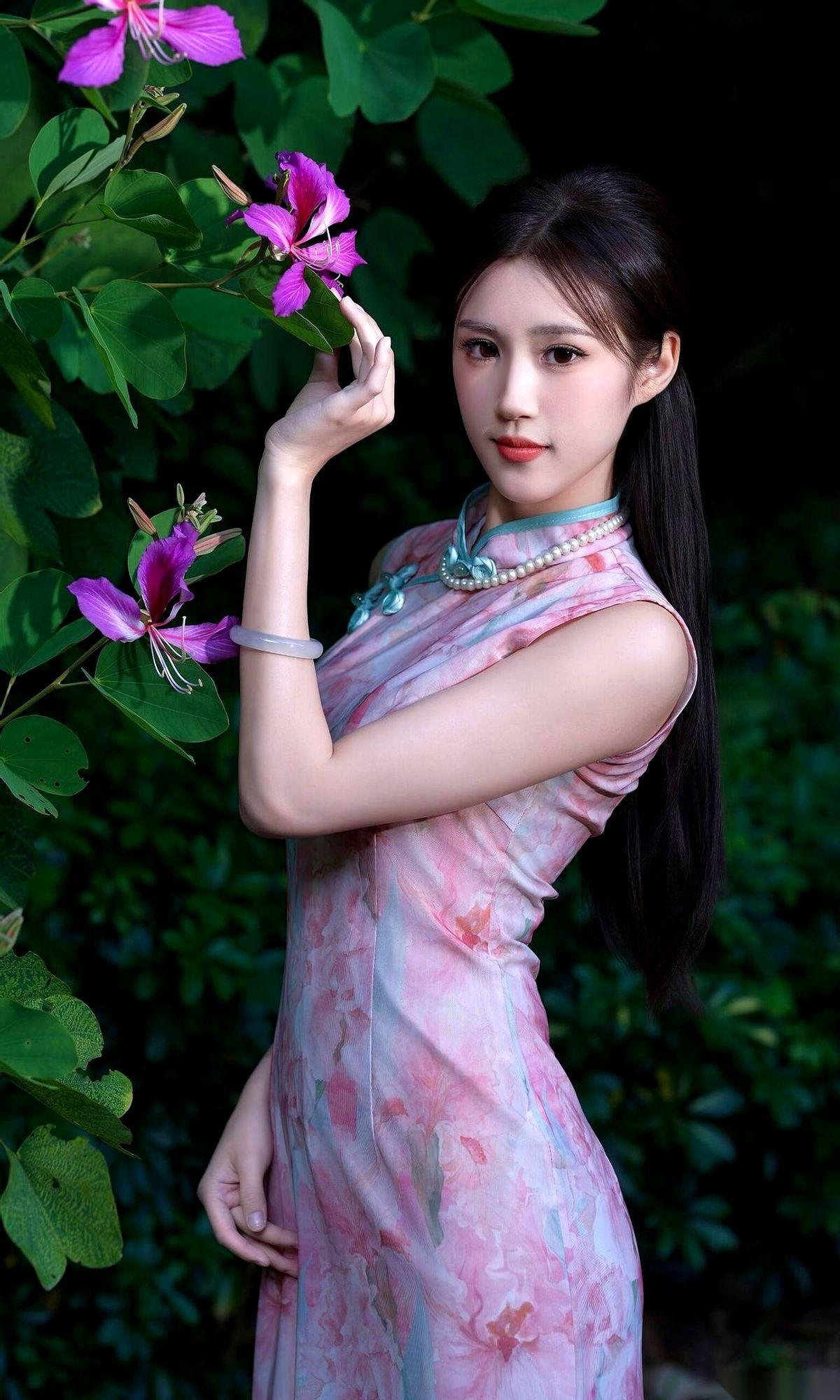 刷到这种江南旗袍照片，我告诉你一个秘密。
别信。
一张都别信。
照片里那个姑娘，