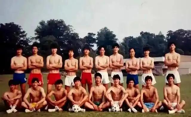 一张1989年的老合影，十几个十来岁的半大孩子，稚气未脱但脖子上已经挂住了球鞋钉