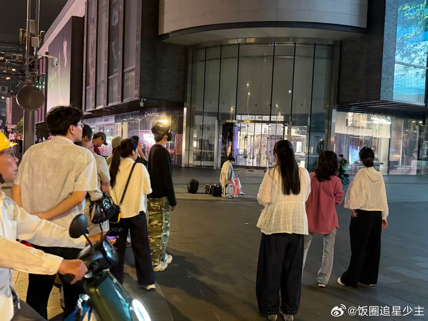 林依轮当众帮老婆整理头发林依轮帮老婆整理头发深夜片场，他伸手帮她理头发。旁边人都