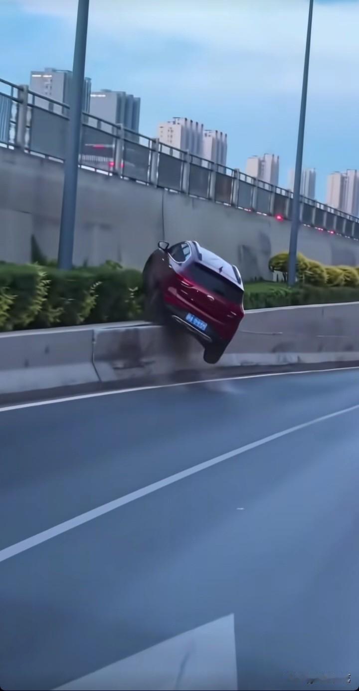 她不是车神，但座下真有“神车”

近日，山西一位美女车主意外“出圈”——不是靠颜