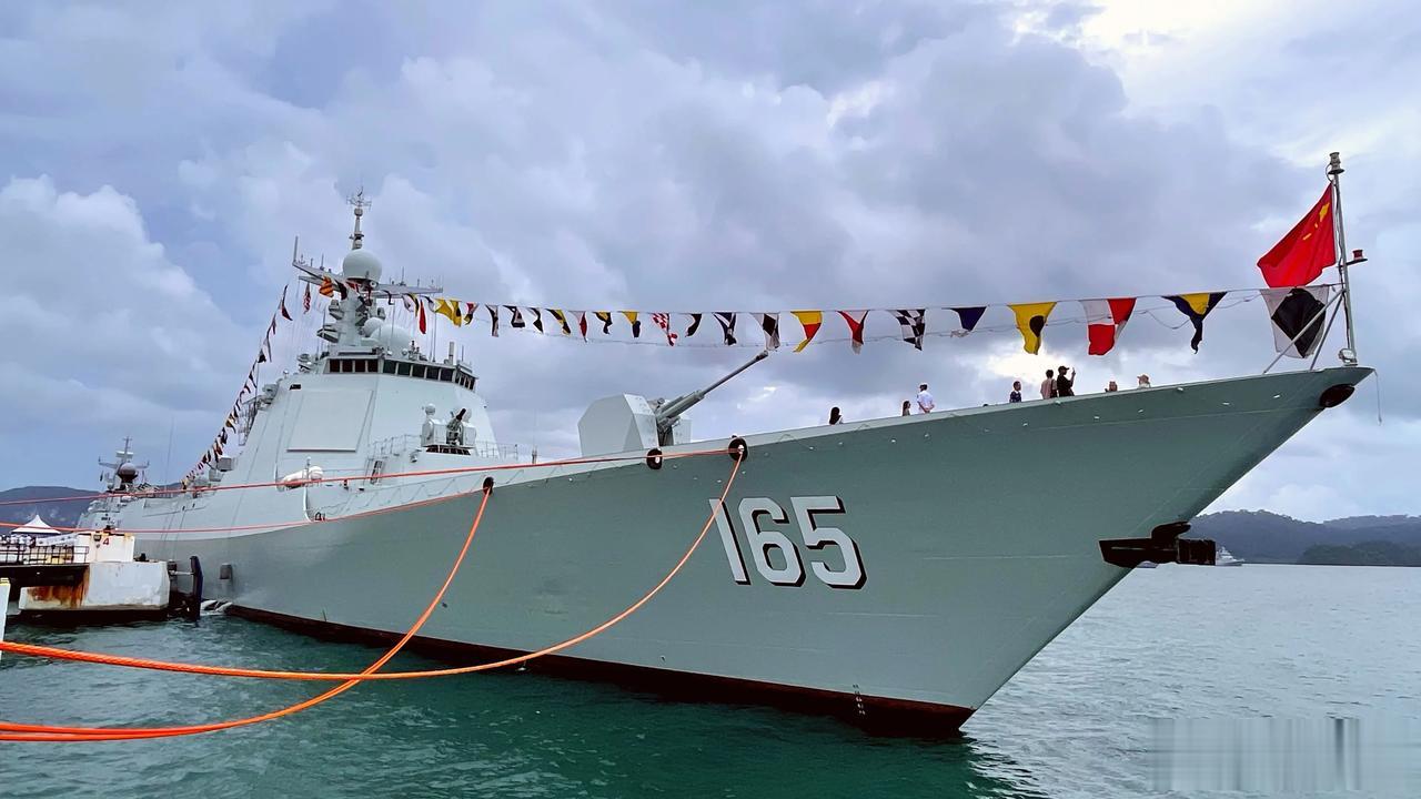 舷号165“湛江”舰，采用的也是055大驱同款850㎜垂发系统，不知道能否装下鹰