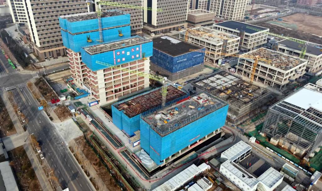 日前，陕西航空产业技术研究中心项目迎来关键里程碑--主体结构全部封顶，标志着项目