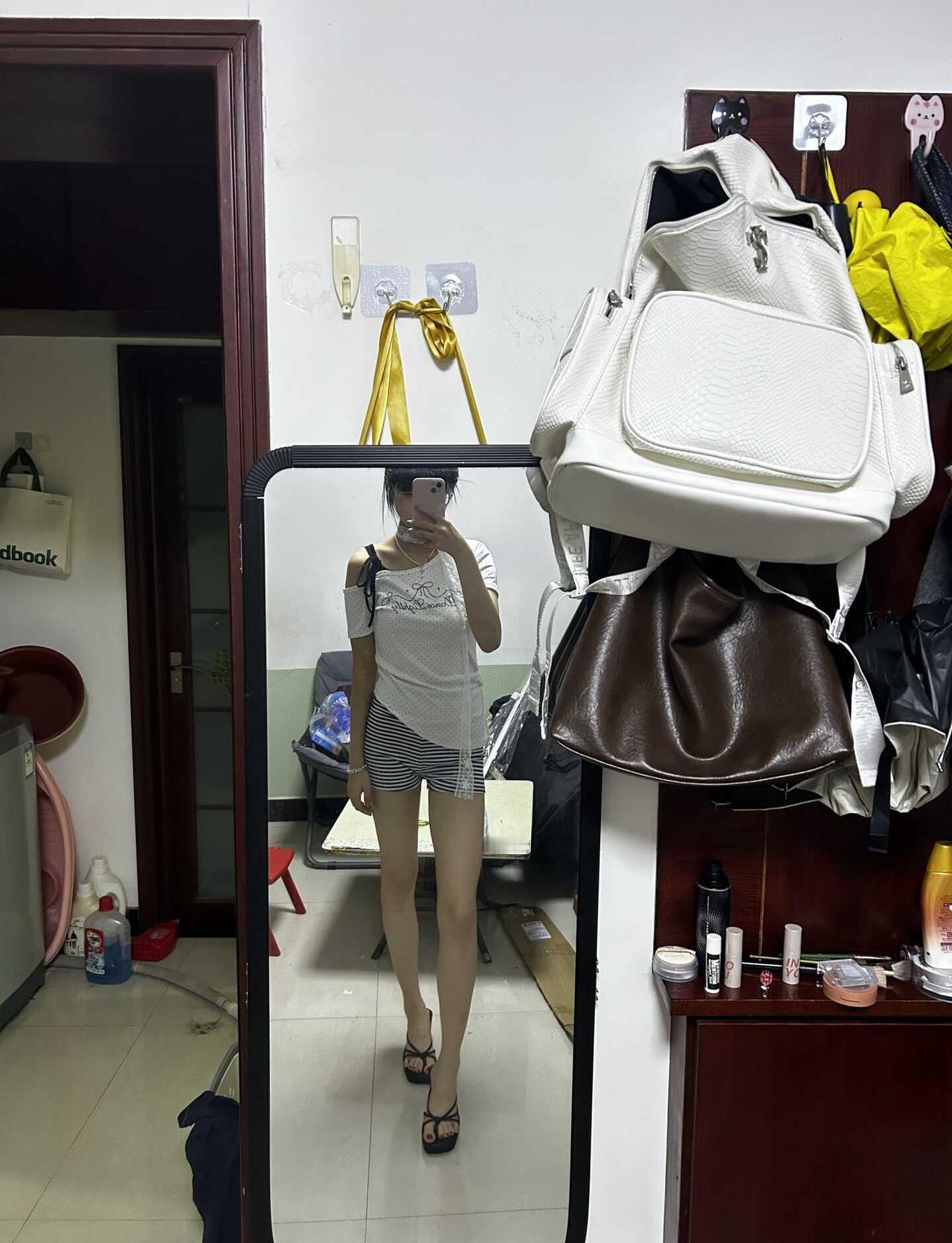 脸和身材各长各的
求助我这是什么腿形啊。俺没有量过三围。但我体脂率蛮高的。。。我