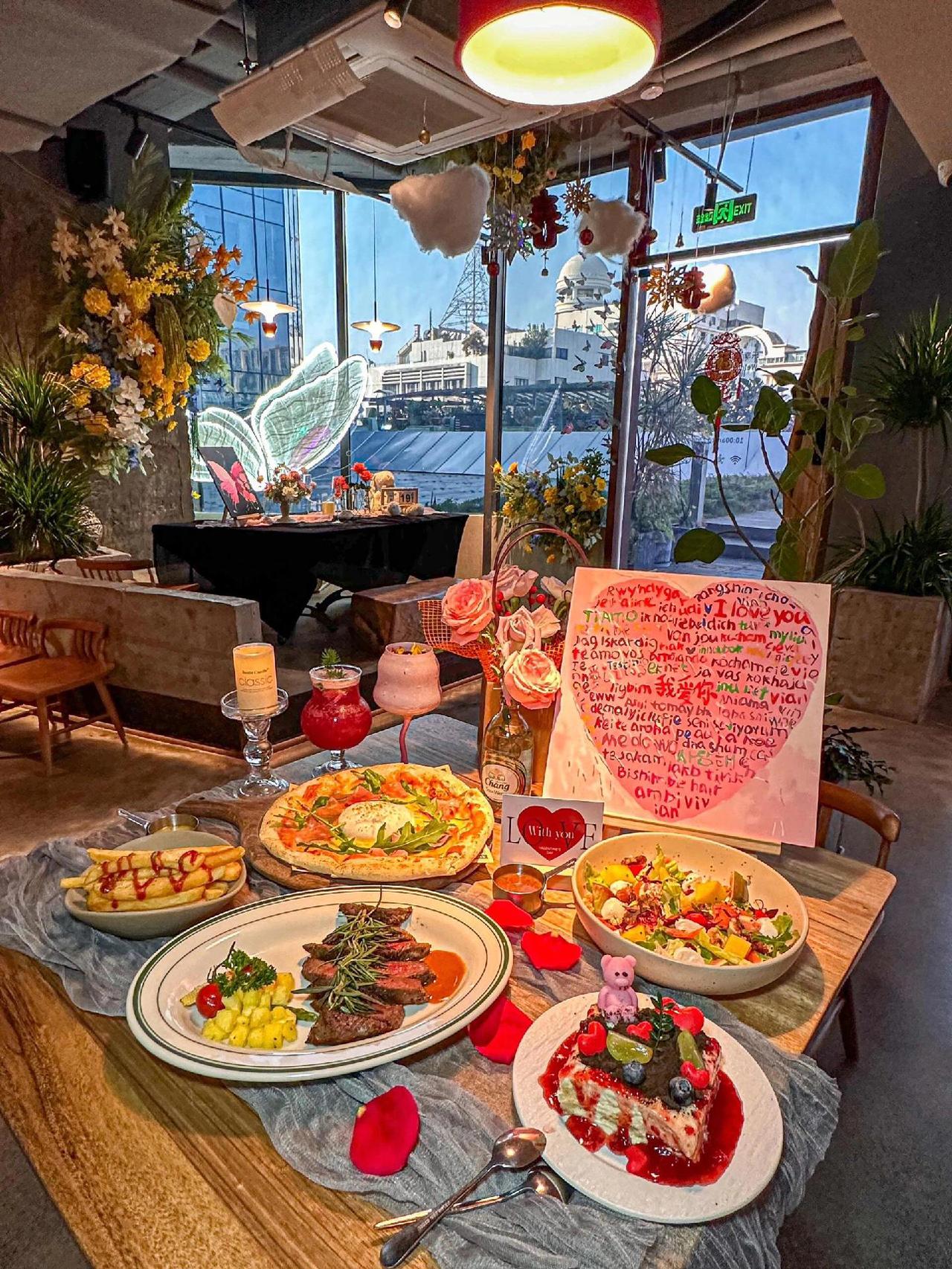 福州东街口直奔！好适合约会的全时段餐厅🥂！！店里新年布置好有氛围🧨大片落地窗