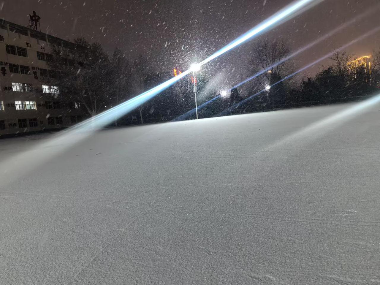 同事在朋友圈发了几句话，我觉得写的太好了。像歌词：
你问我忙什么
亲爱的朋友啊