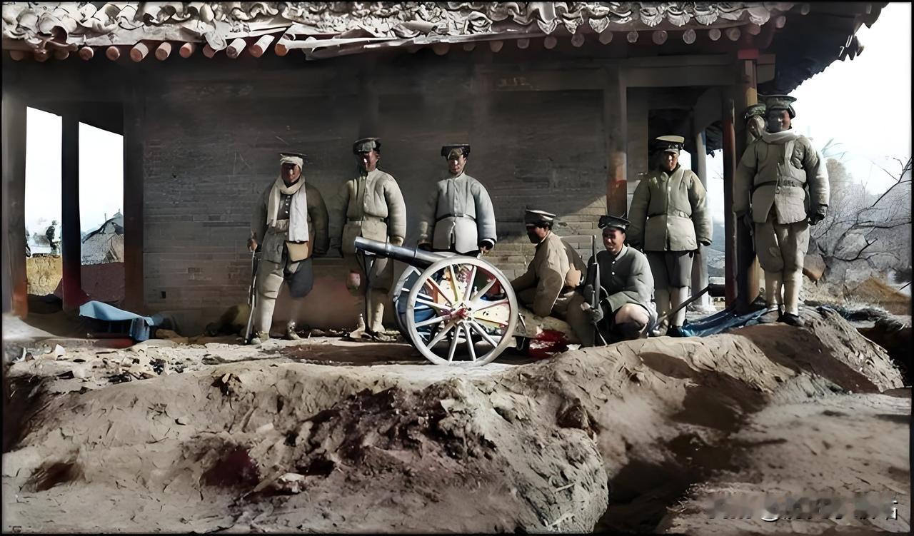 在山西的一座历史悠久的建筑前，数名士兵挺立站岗，一门火炮矗立于他们前方。根据情境