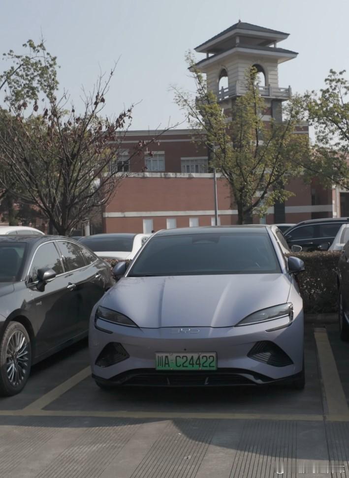 最近发现个有意思的事，很多大学里随处可见比亚迪系列车型的身影，而有车学生的很少，