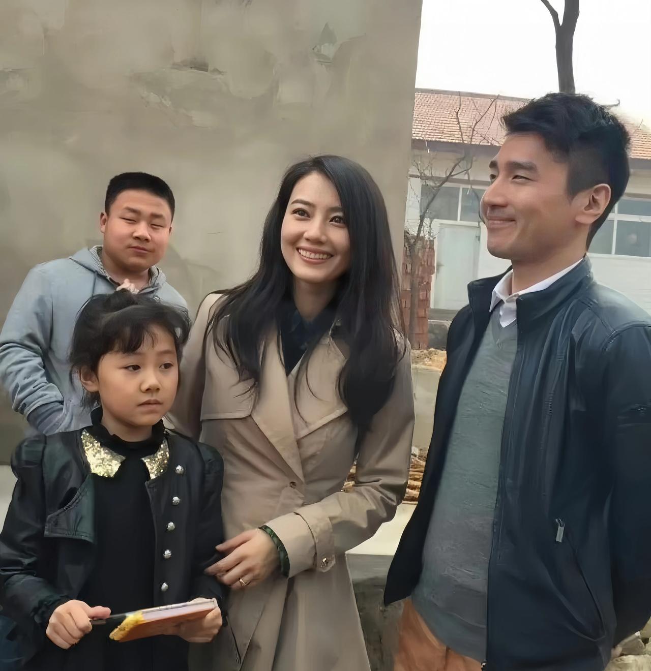 高圆圆过年回到家乡，与同村的人们合影留念。
全程满脸笑容，非常和蔼可亲，一点没有