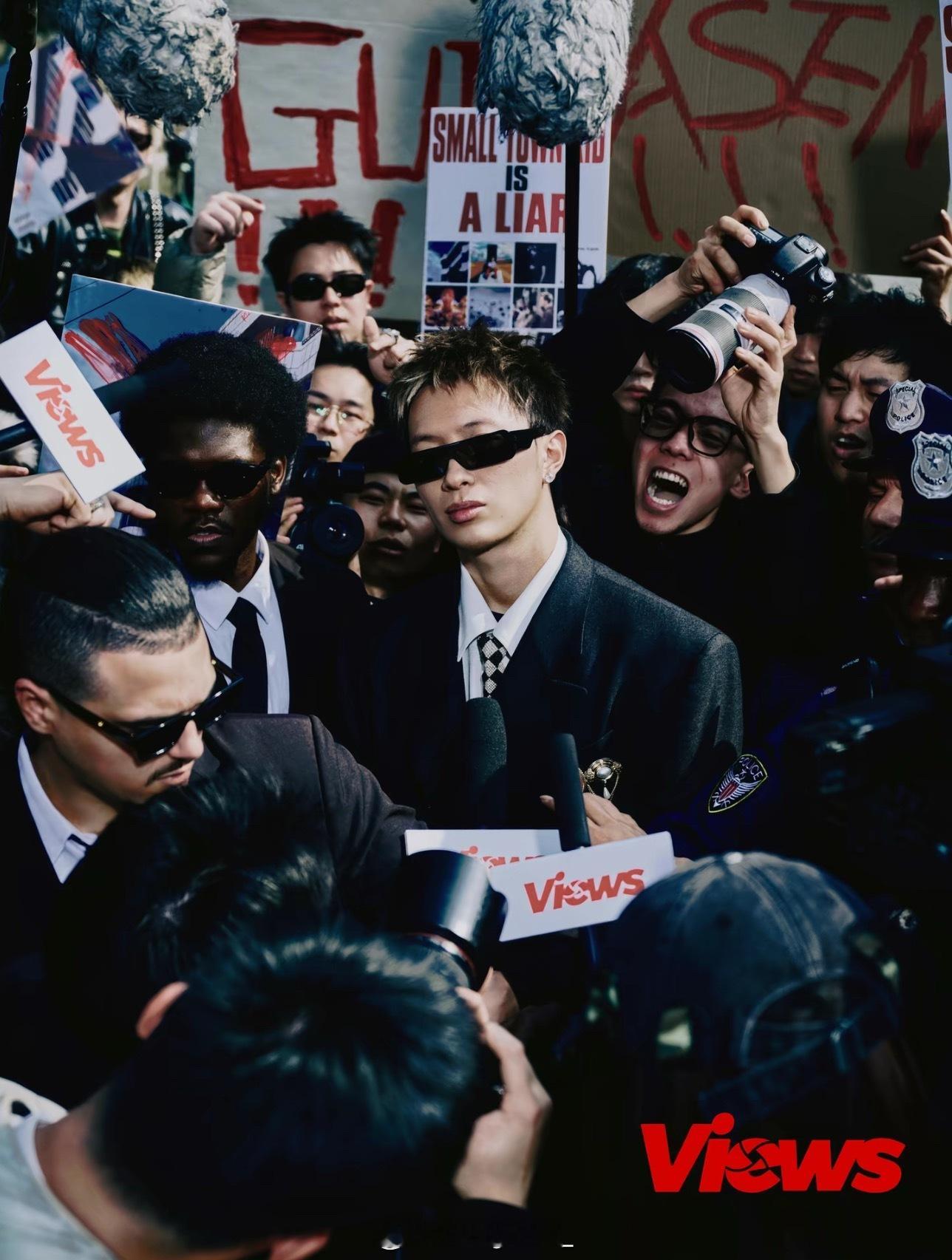 Views公布年度人物Asen写真！观众把Asen专辑上写上了Fxxk，还举起了