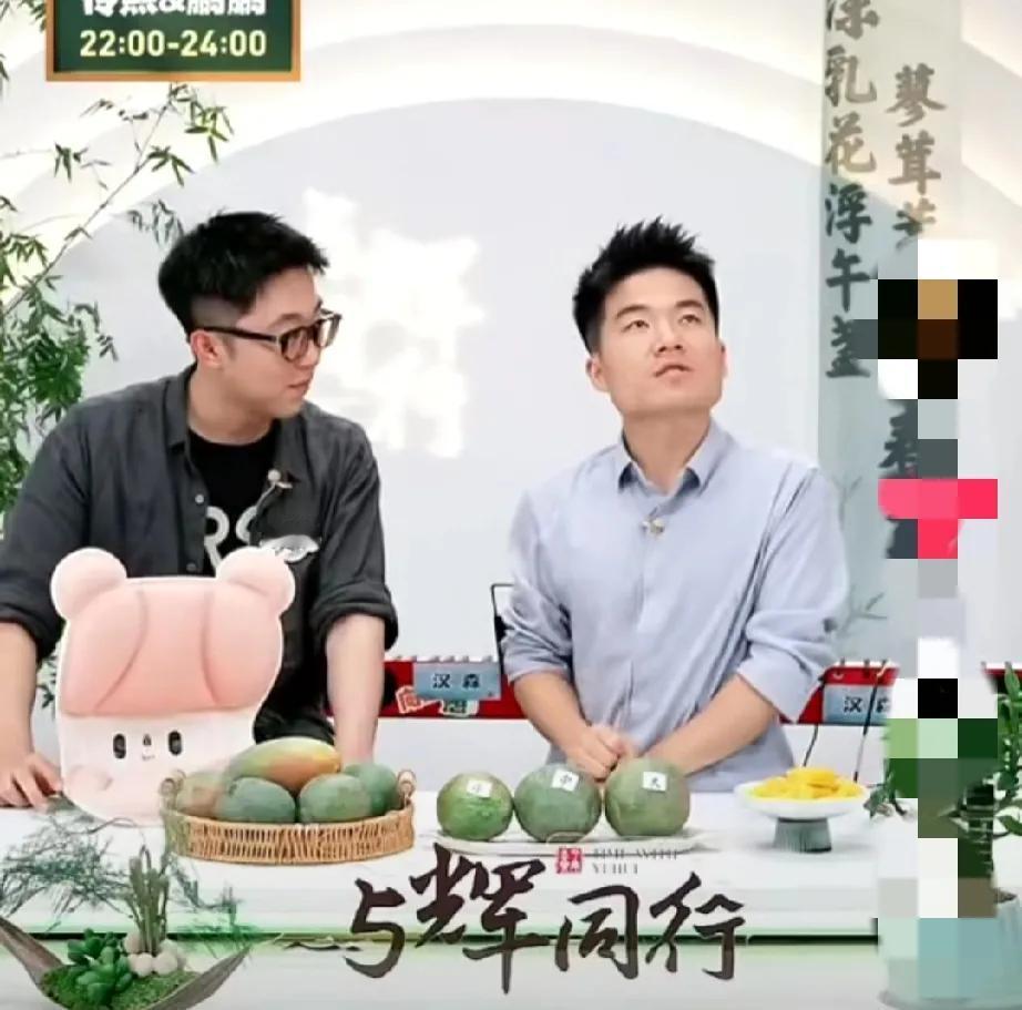 幸好，汉森认真听了！昨晚，董宇辉刚上播时，导演在一旁提示说道“粉色加大码，还有！
