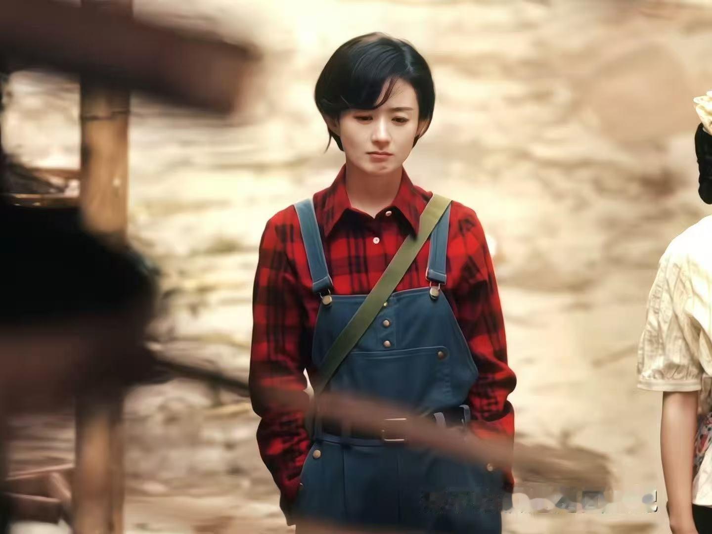 赵丽颖小城大事双手插兜镜头赵丽颖双手插兜镜头 赵丽颖小城大事双手插兜镜头，期待李