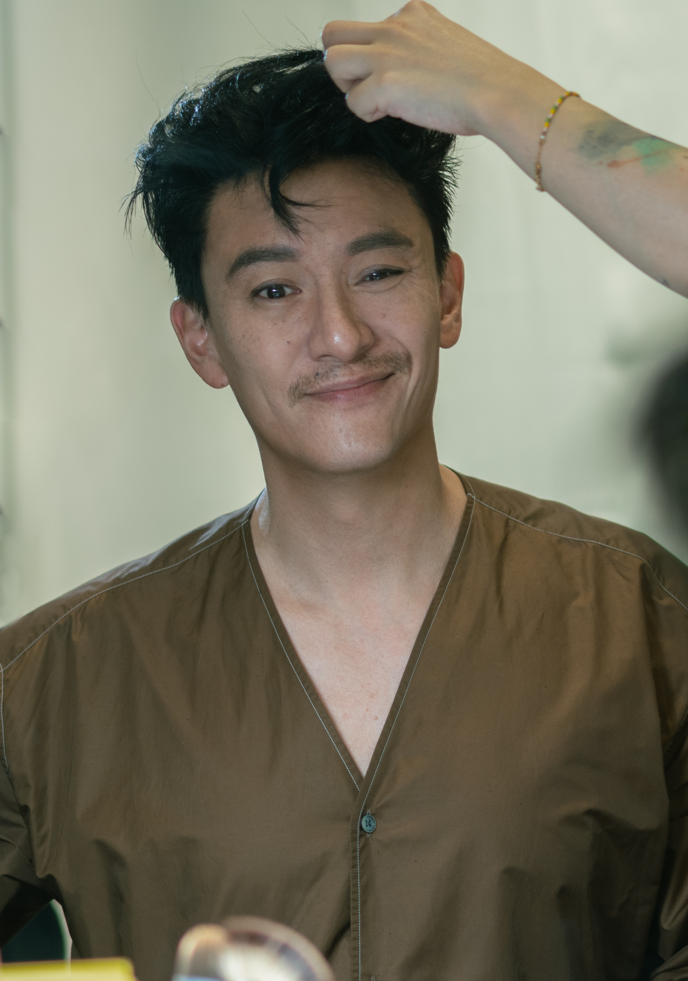 张震 x《时尚先生》五月刊拍摄花絮好有魅力喔，在少年气和雅痞之间任意横跳。 