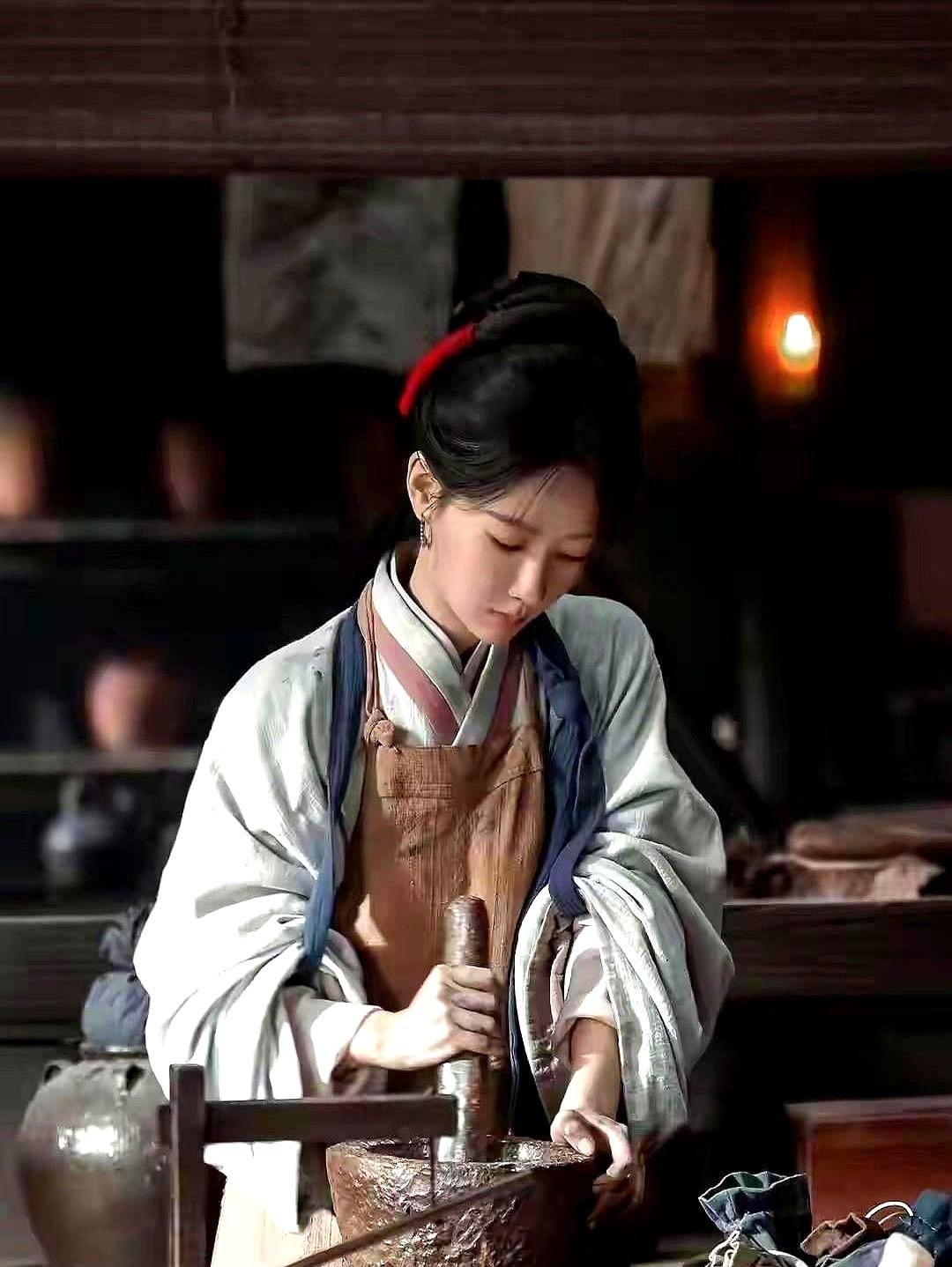 观众的遥控器，到底指向谁？

杨紫新剧《家业》开播，有人说她作品太多，观众看腻了