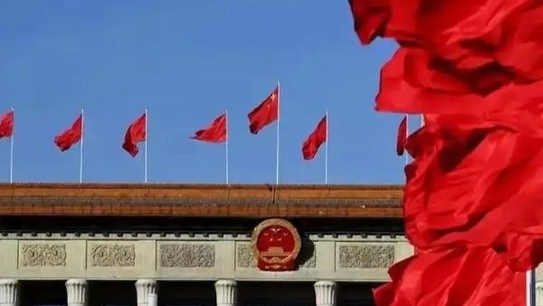 2026年政府工作报告明确工作任务：支持有条件地区推行中小学春秋假，落实职工带薪