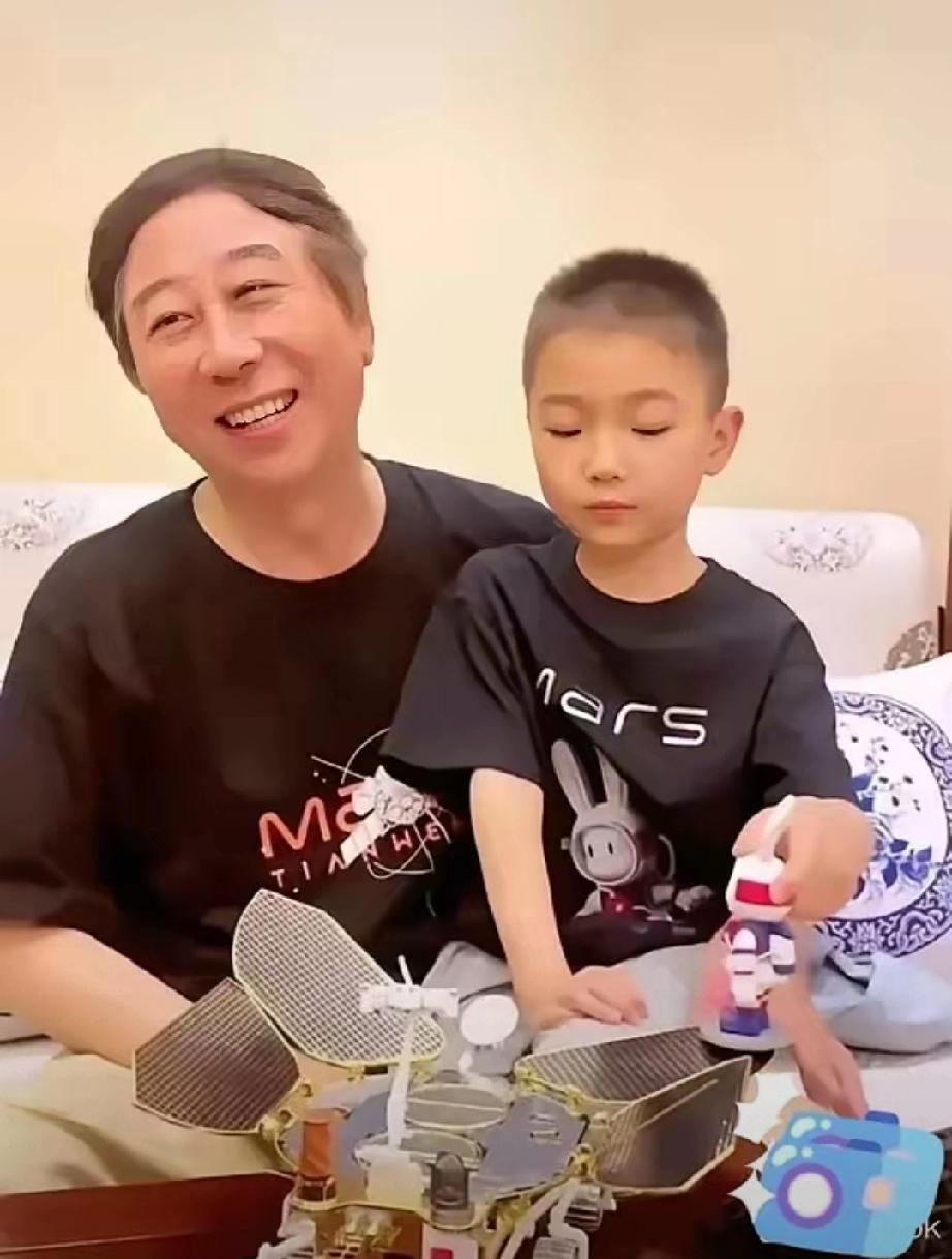 冯巩逗孙子，娃一句话把他问懵了！
 
    冯巩在家逗小孙子，问他长大理想，还