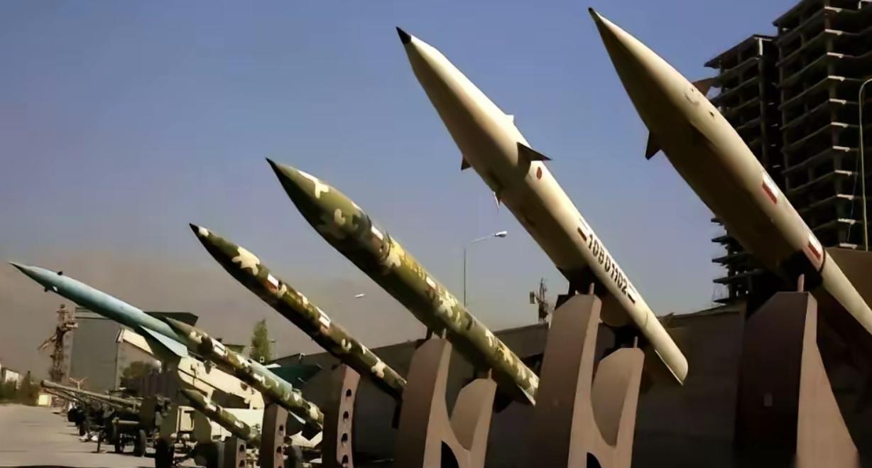 东部战区一句话，直接把天聊“死”了。就在家家户户都在贴春联、囤年货，手机里全是抢