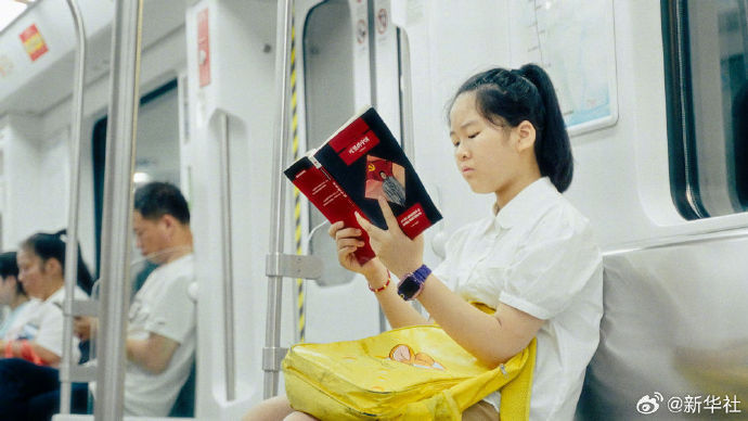 【#爱读书日常瞬间#】用镜头记录读书，让书香飘进生活。戳链接，一起感受阅读的美好