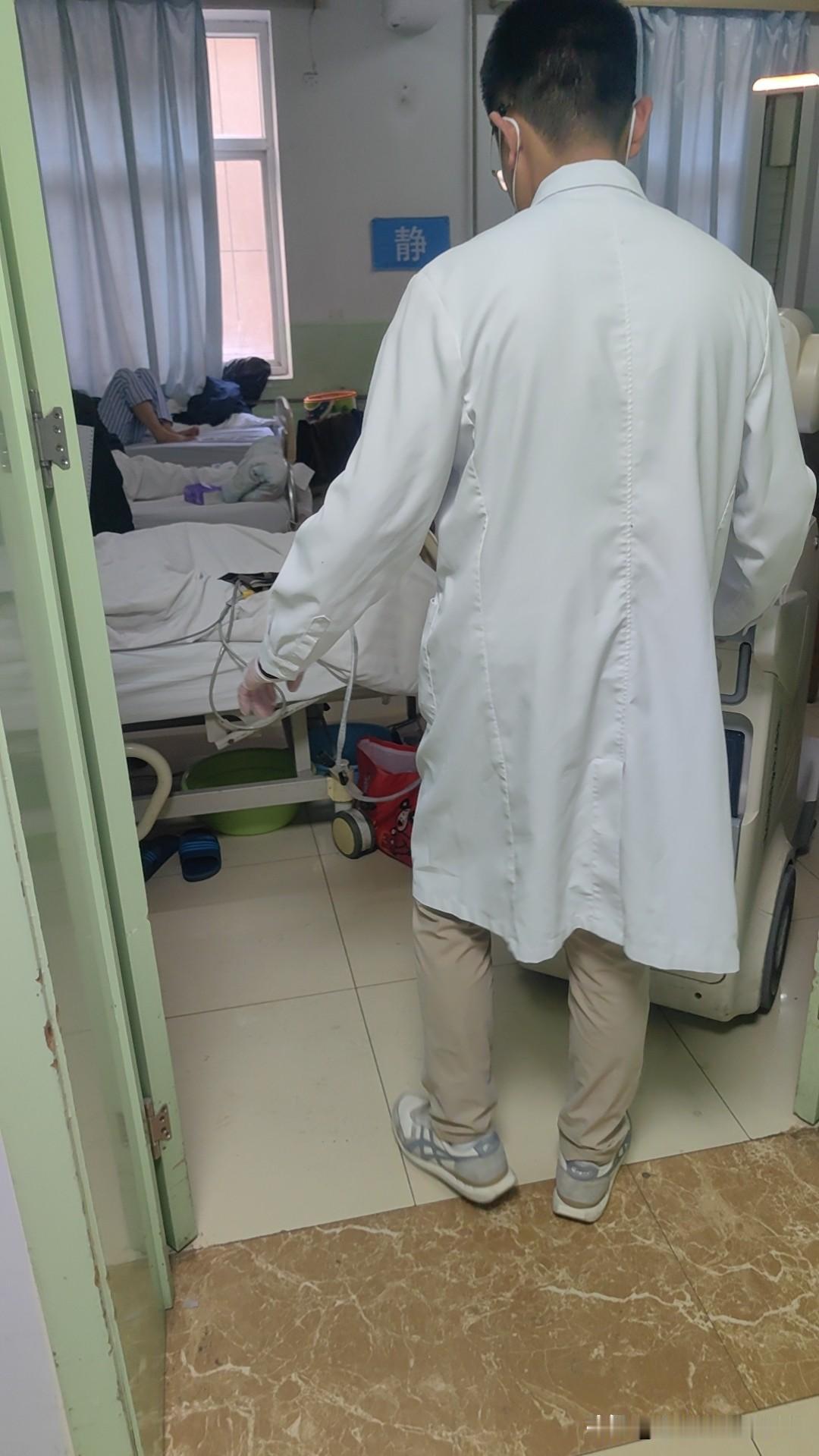 在医院里，侄女说没有人照顾俺妈妈，我说这不你爸爸在的吗？侄女说俺爸爸不能在这，爸