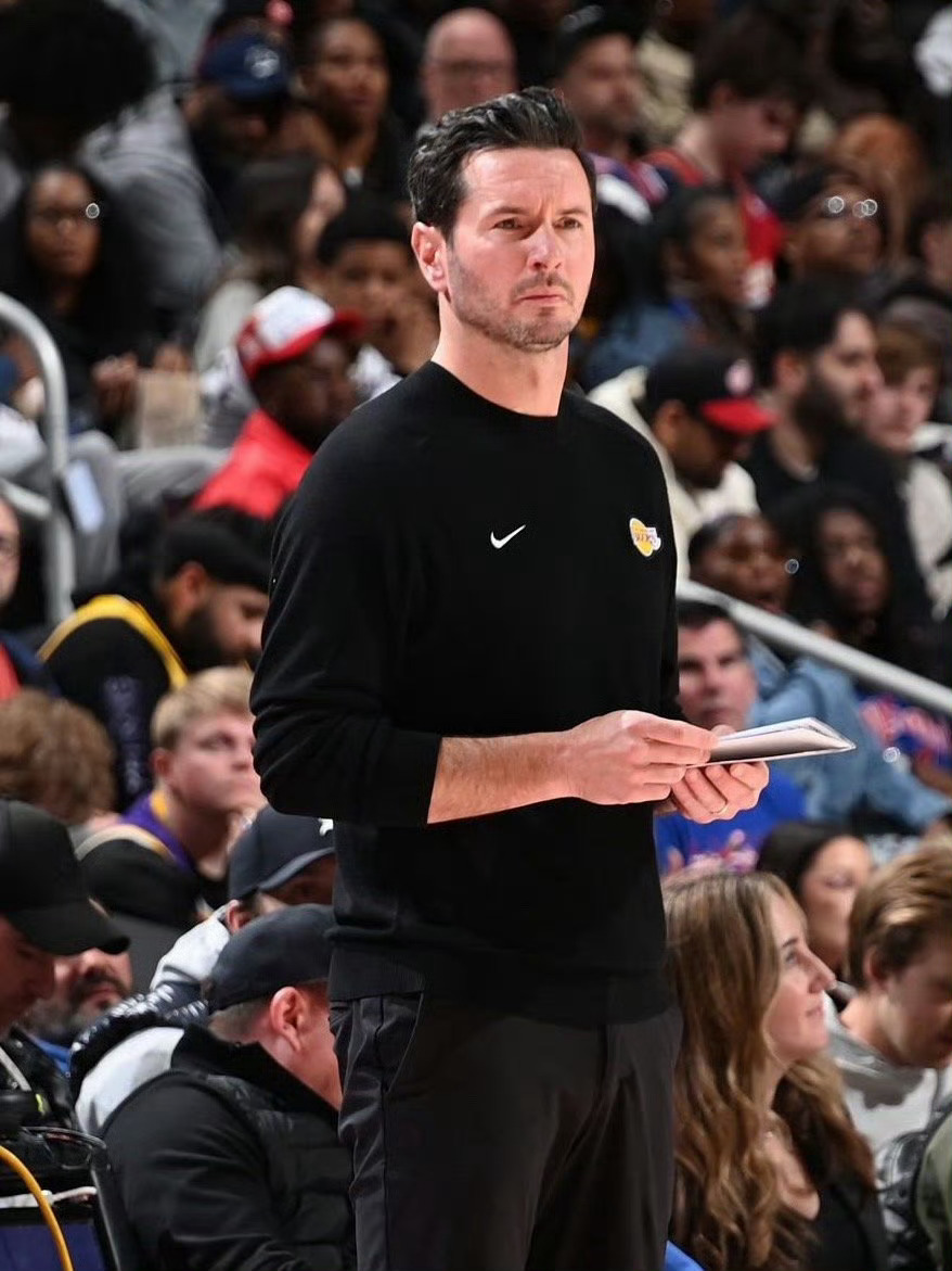 湖人目前49胜，如果今天击败骑士，雷迪克的执教生涯前两赛季就都达到了50胜，湖人