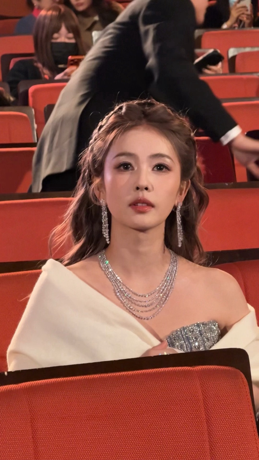 微博视界大会内场白鹿落座对视新路透，这也太有氛围感了吧！[太开心]白鹿第二套 ​