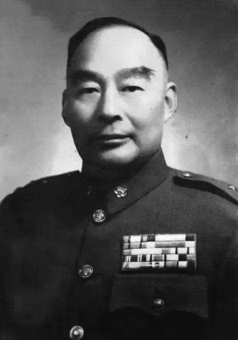 1947年，秋风萧瑟，胡宗南率军进入延安，步入毛主席曾居住过的窑洞，洞内尘土飞扬