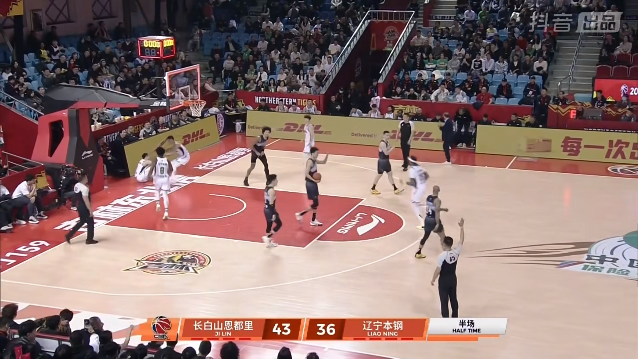 辽宁客场对吉林半场比赛结束辽宁队暂时落后7分辽宁男篮