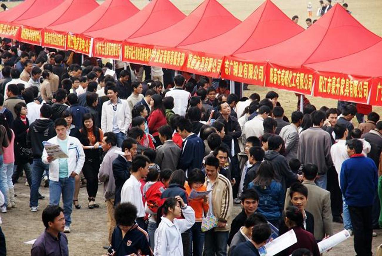 当人才引进内卷从一线城市蔓延至县城，硕士扎堆竞争基础岗、博士争抢中小学教师名额，