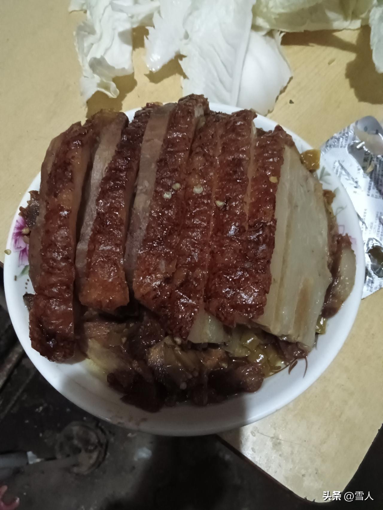 江苏十五弟永州家扣肉最下饭的吃法，莫过于蒸得软糯入味的芋头扣肉，再配上一碟陈醋泡