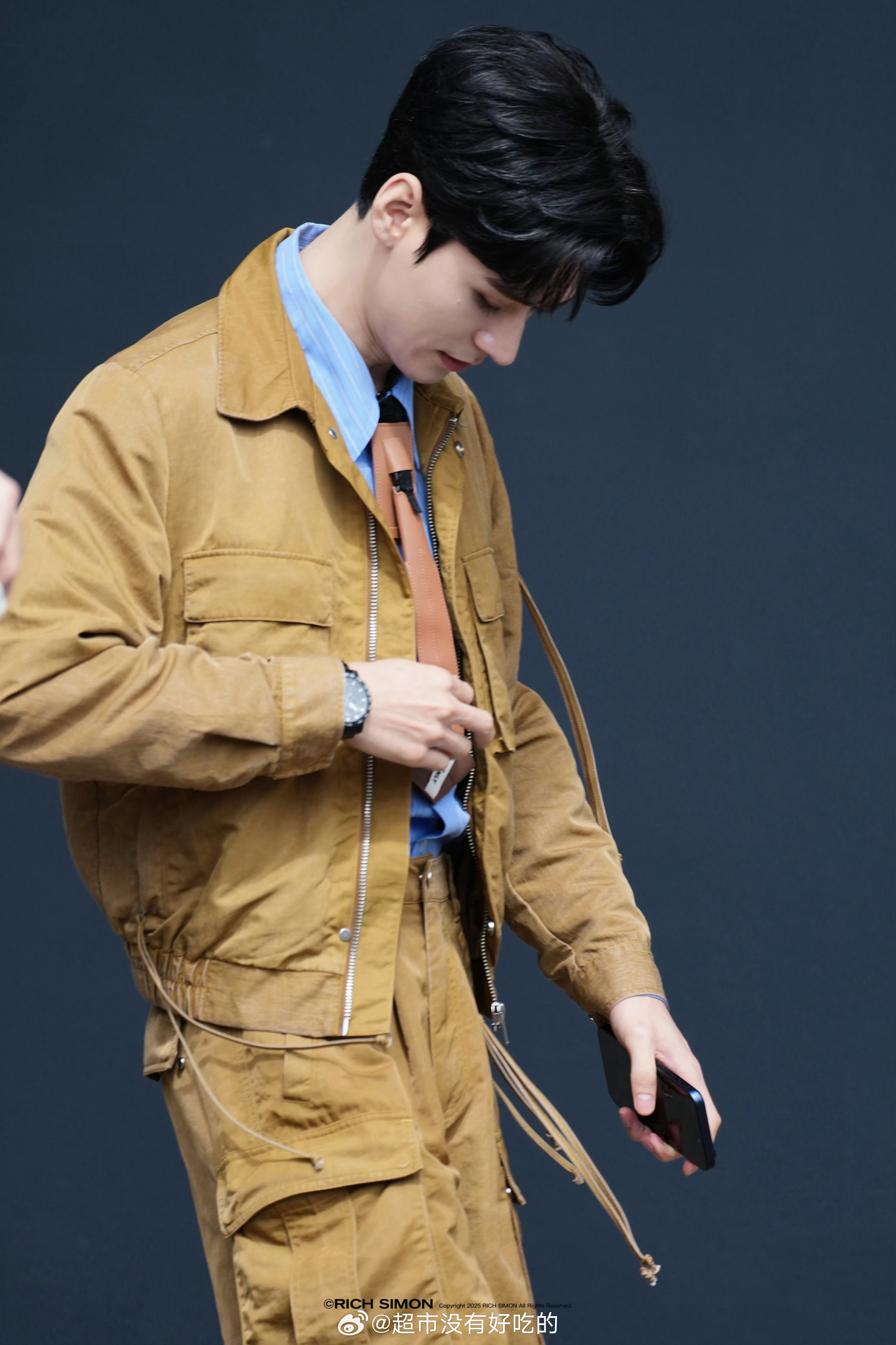 龚俊地球2上班路透，工装好帅 