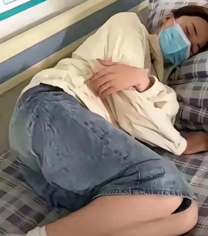 杭州有个姑娘没工作也没进账，为了糊口把爹妈遗留的一套市价400万的房产出手。办产