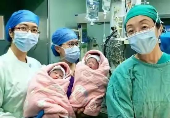 56岁产妇生双胞胎，我的第一反应是，女性绝经的时间推迟了吗？我还专门查了一下，看