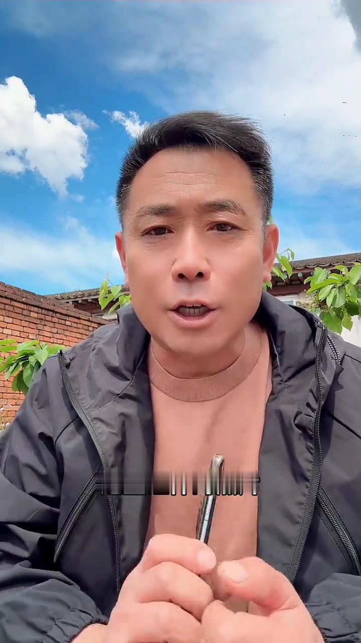 相册这个开关一定要关闭。
赶紧关掉相册里的这个开关，防止照片的隐私泄露。尤其是相