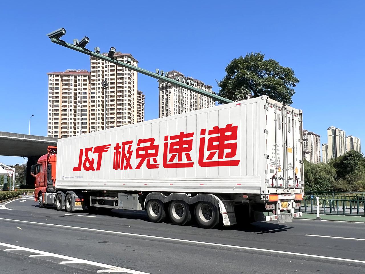 今天极兔速递在港股直接跳了水，盘中一度砸掉一成多，根子是国家邮政局认定它加盟网点
