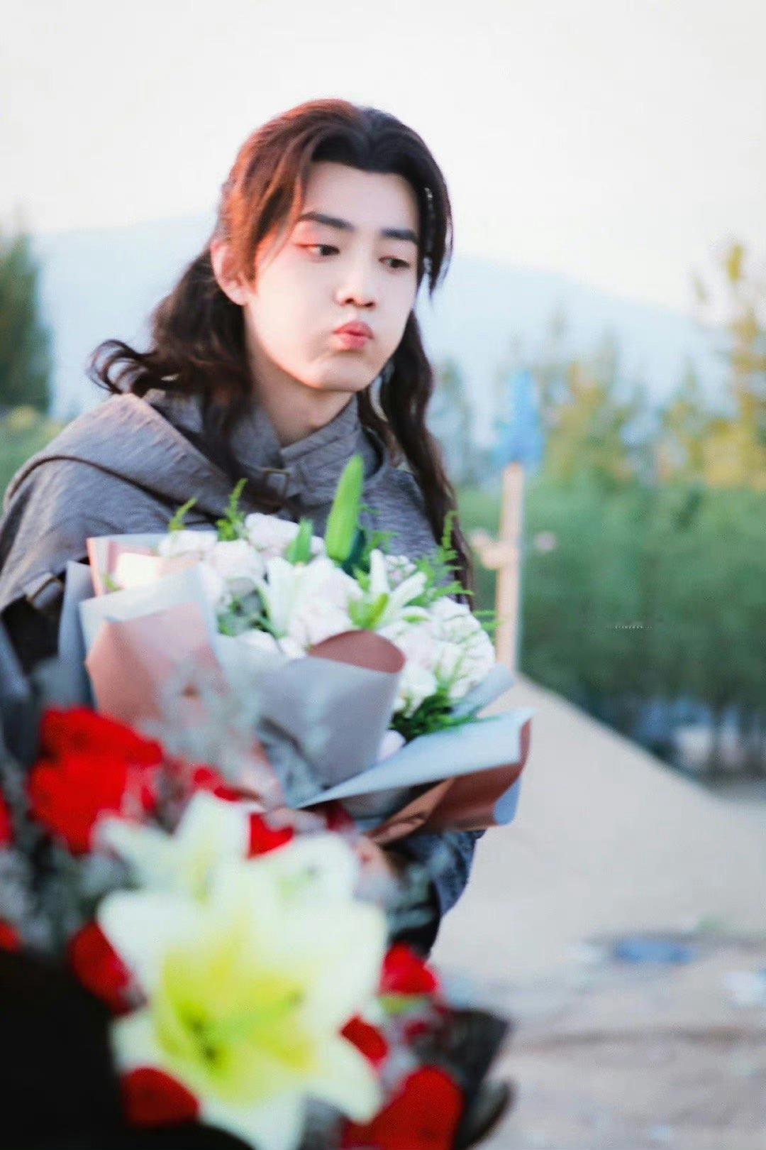 ♡⃝ 𝒍𝒐𝒗𝒆 ʚɞ ☽⋆❥ »» 肖战 可可爱爱的三哥，真的可爱到冒泡