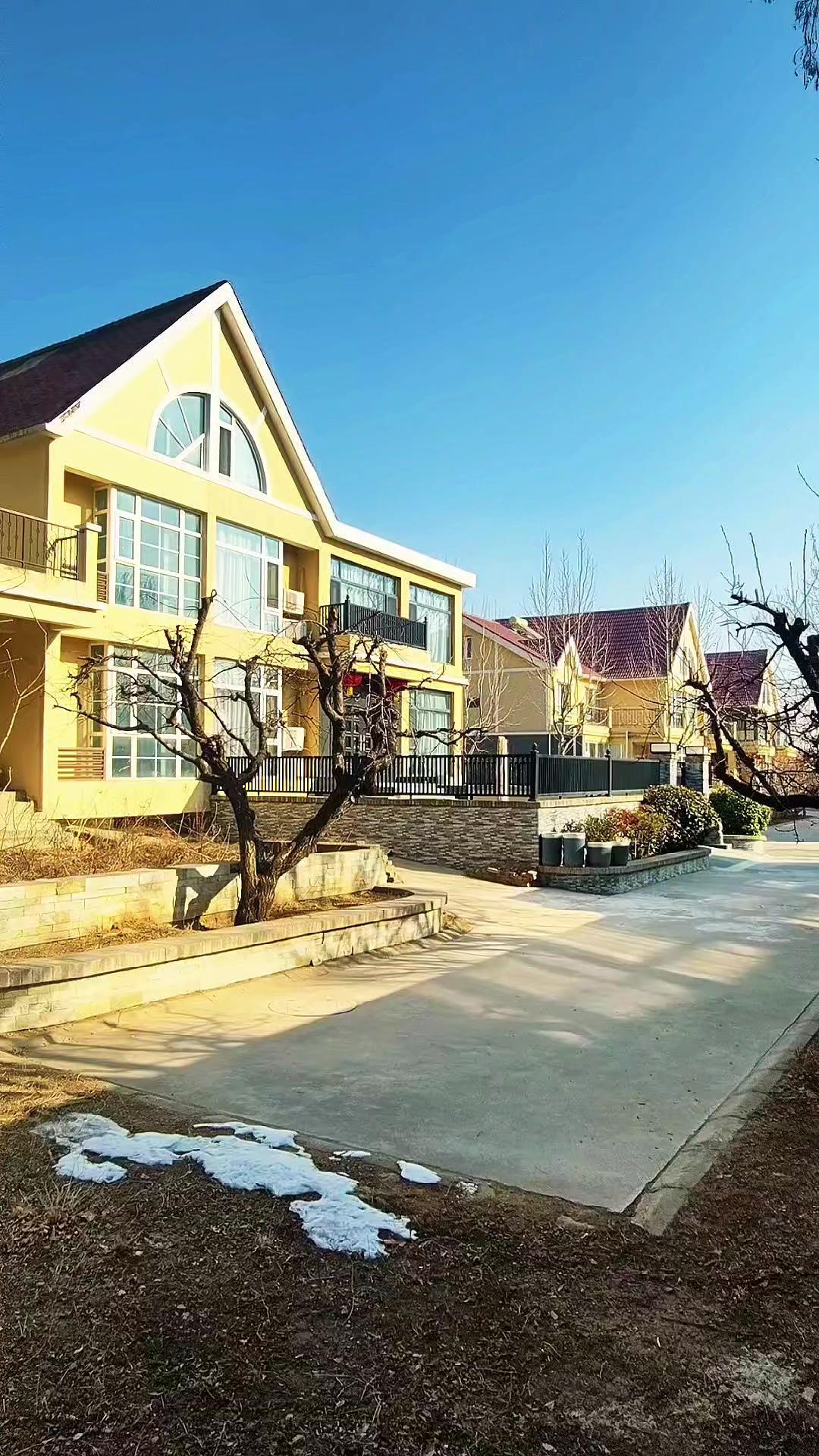 🏡黄房子配蓝天也太治愈了吧！门前小路还有未化的雪，阳光洒下来像童话世界～你想住