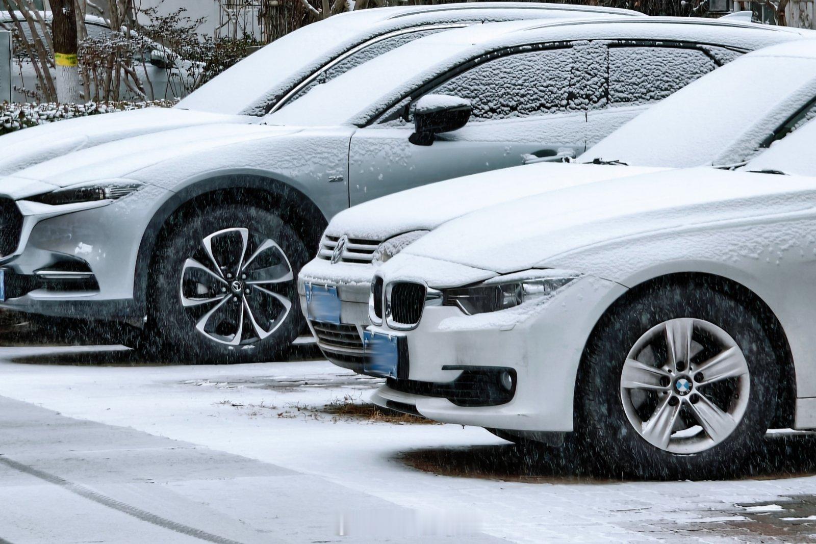 你别说，北京这第一场雪还真不小，我们城乡结合部的道路除雪预防措施也是一如既往的不