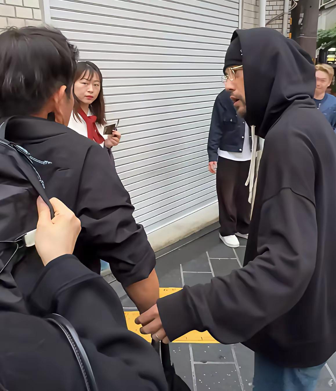 周杰伦现在长居墨尔本，那边没啥人认识他，可以正常生活。他在大陆影响力太大，走出去