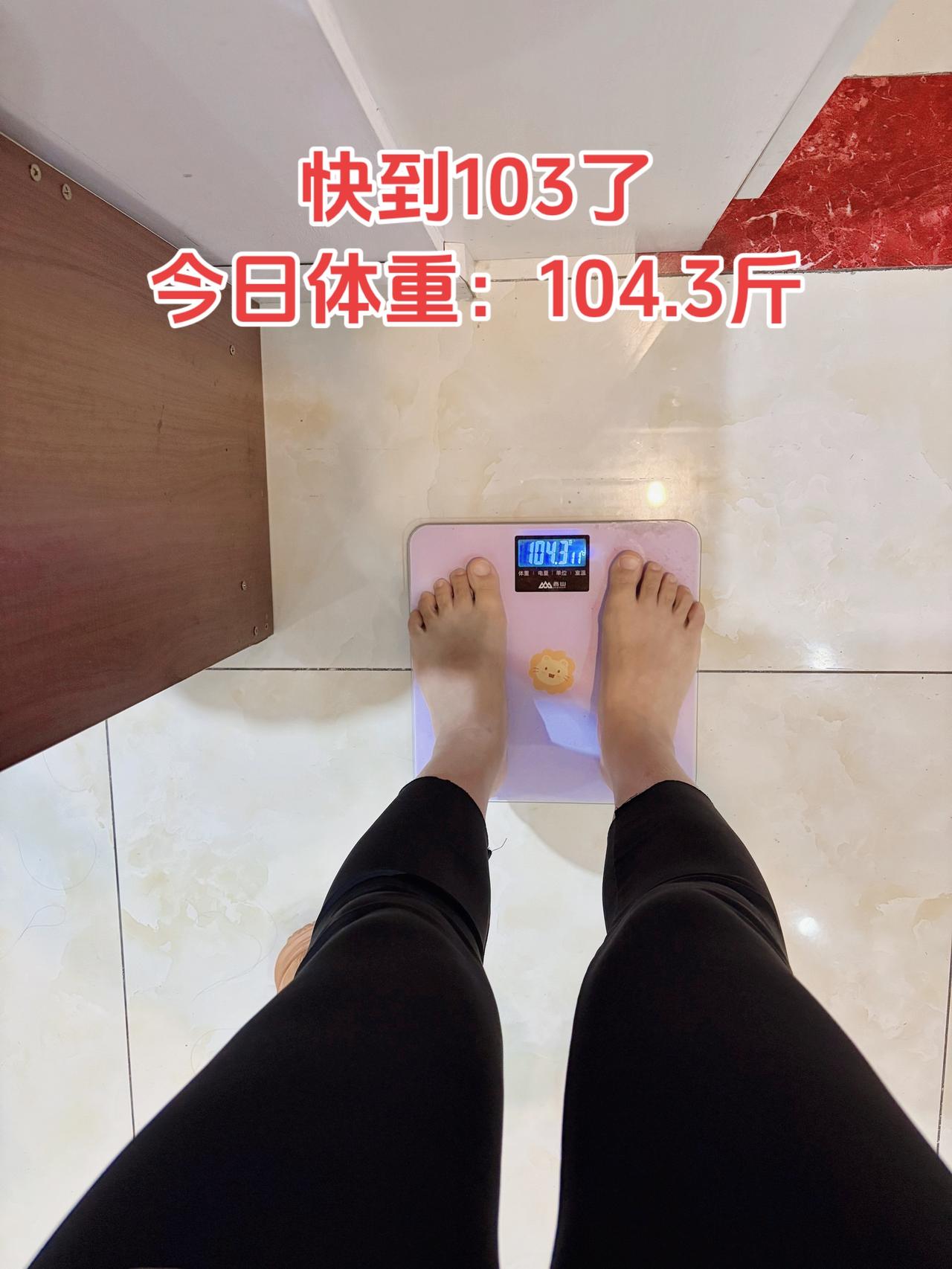 自律减脂健康餐
今日体重：104.3斤⬇️0.4斤
今日减脂早餐：鸡蛋燕麦+橘子