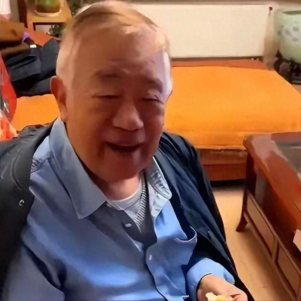 儿子去世一年，84岁的高明将儿媳视作唯一依靠。在儿媳的陪伴下，他渐渐走出悲痛，重