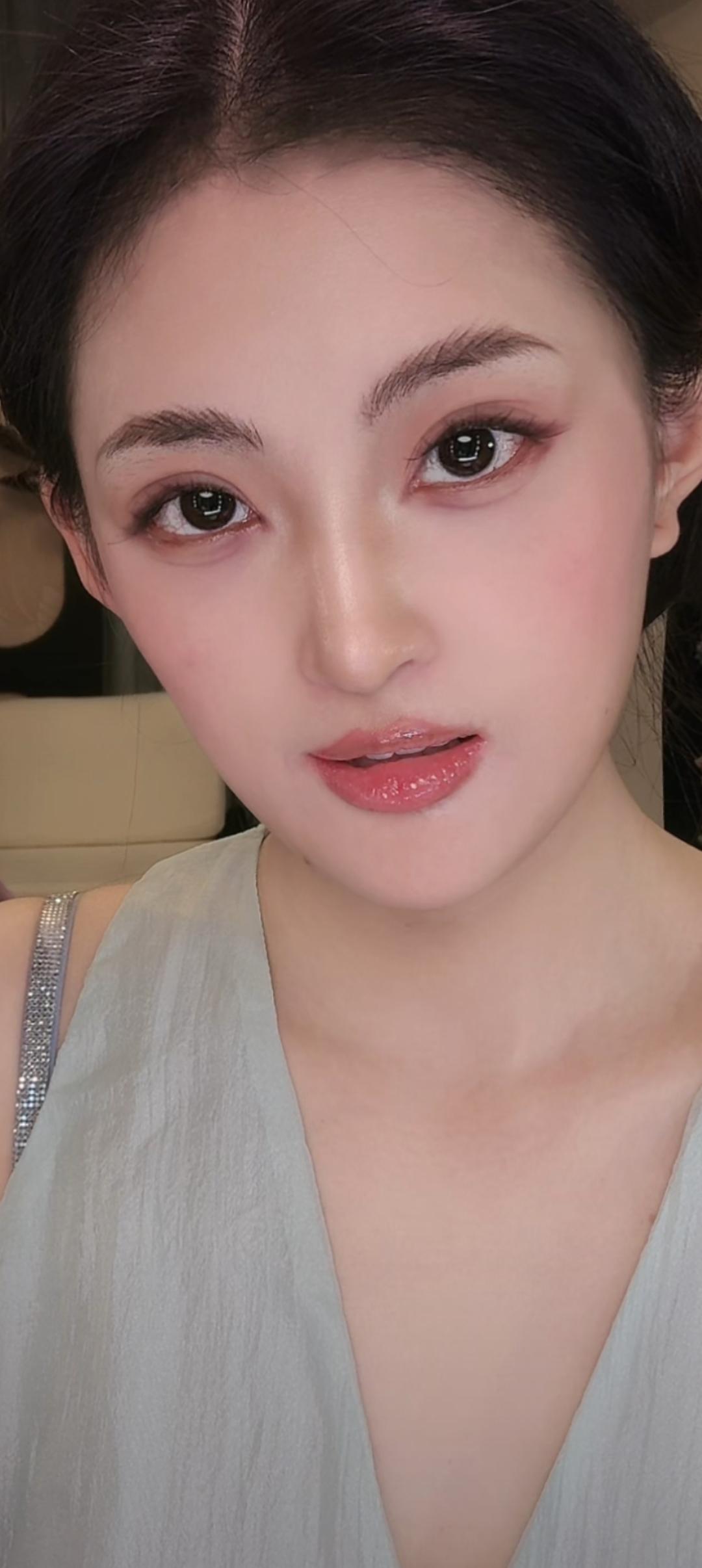 这姑娘化妆好精致啊！