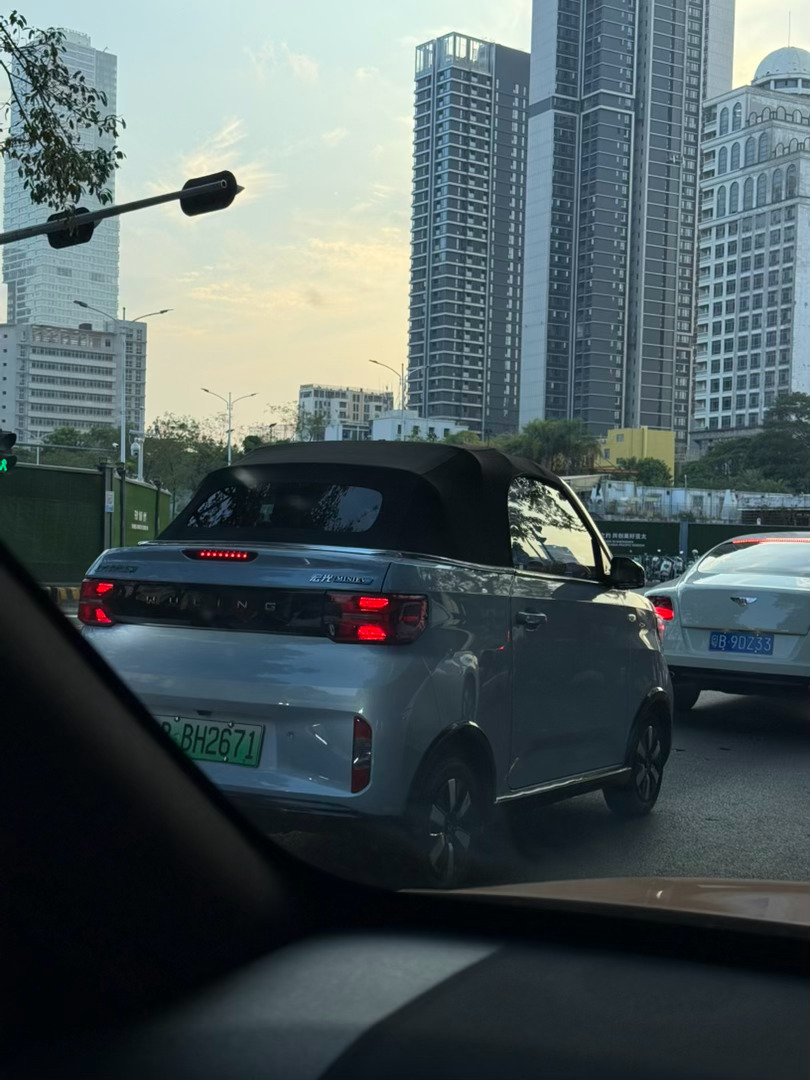 我去，回家路上看见一辆五菱mini ev的敞篷版，好有品味啊小姐姐！  ​​​