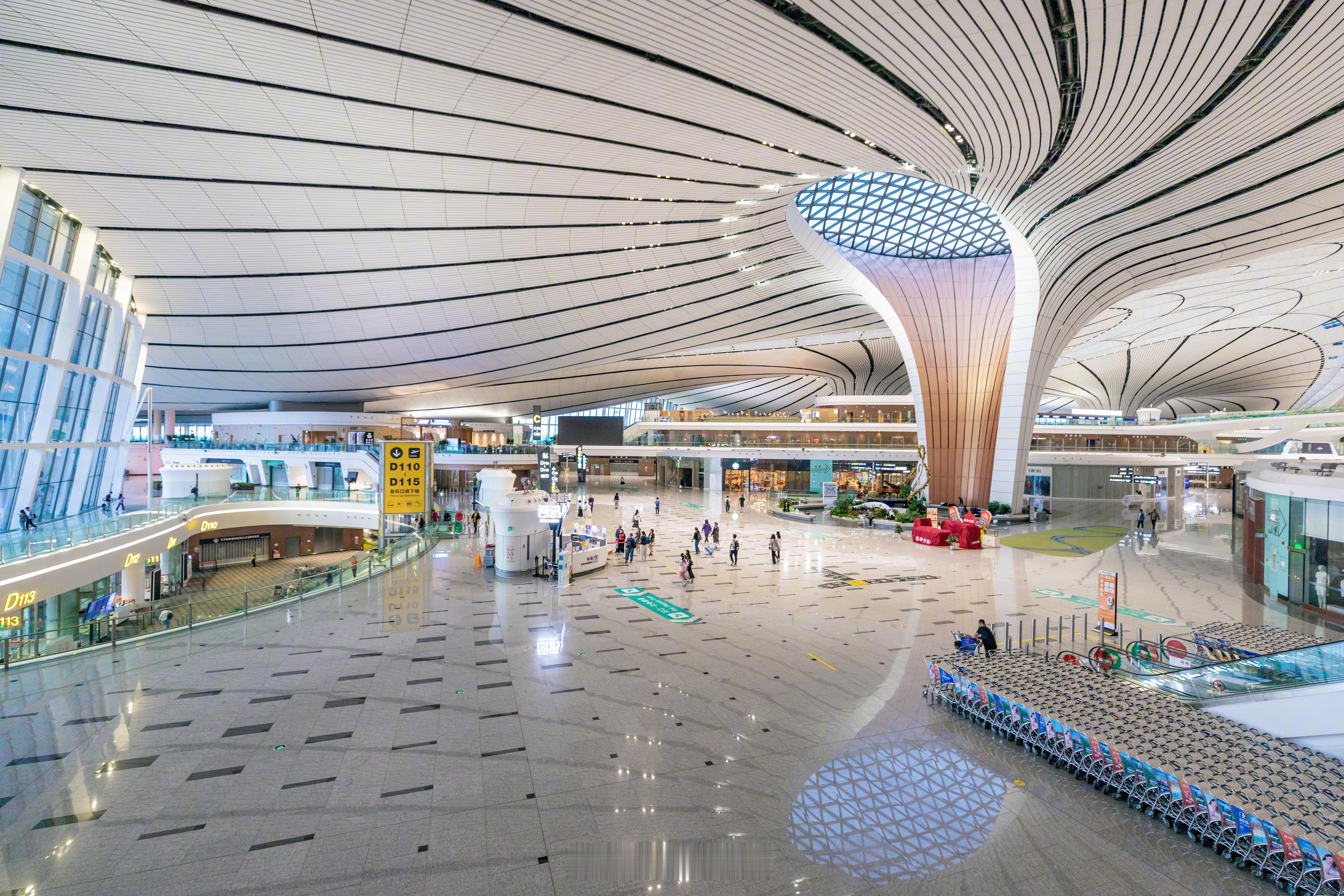 【大兴机场今年旅客吞吐量2000万 比去年提前50天！】6月2日，大兴机场202
