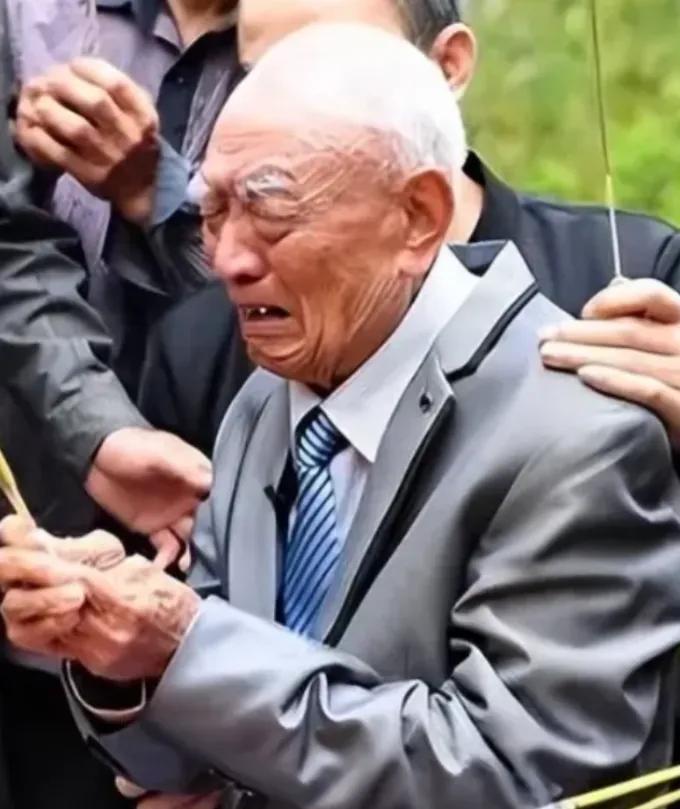 2002年，台湾老兵回江苏老家探亲，酒后，他突然大哭起来，随后说：“我是共产党员