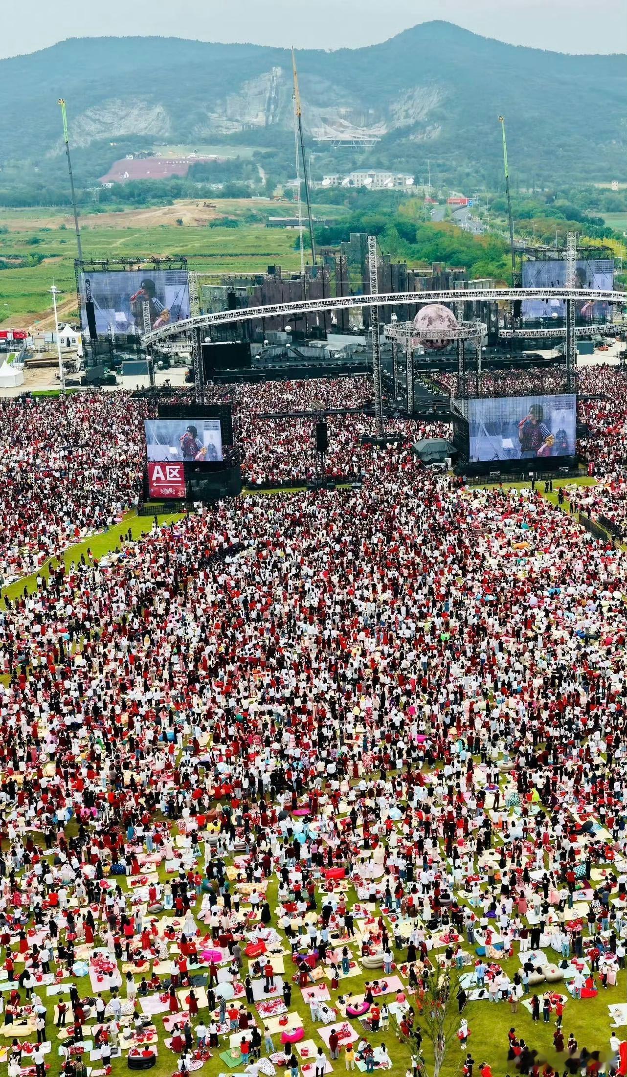华晨宇曾2天带动南京汤山21万客流 华晨宇的歌迷有一种“他说去哪就去哪”的默契。