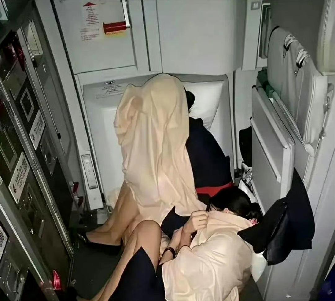 第一次见空姐的休息室，好辛苦啊 