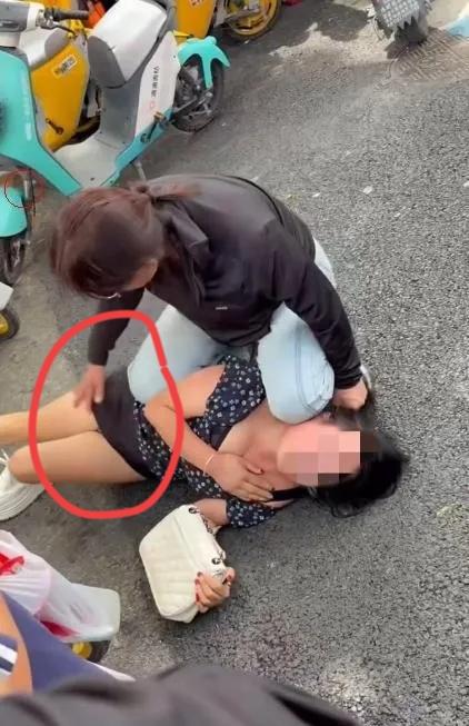 大庭广众之下把人衣服裤子扒了围堵着打，这种羞辱程度早就超出普通争执的范畴了，难怪