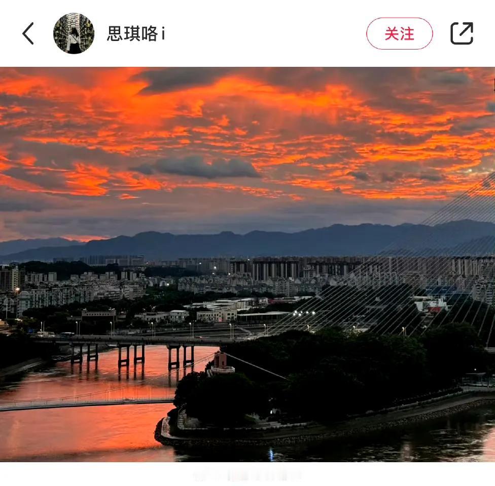 【台风后的福州晚霞绝美】

11月1日，台风过后的福州天空超级梦幻，打翻天空的调