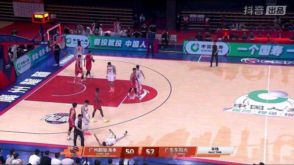 半场结束，50-52，广东队在第一节建立的优势荡然无存了，第二节广东仅得到19分